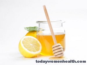 شفاة وردية باستعمال العسل والليمون