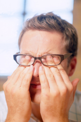 ما هى أعراض جفاف العين ؟