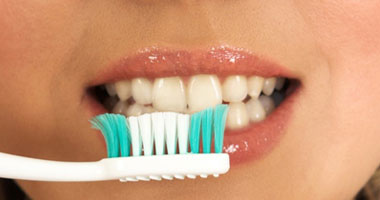 أبسط الطرق لتبييض الأسنان في المنزل