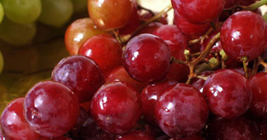 العنب الأحمر يحد من تراكم الكوليسترول الضار فى الدم