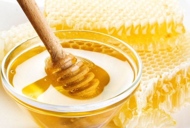 العسل للتخلص من تشقق الشفايف