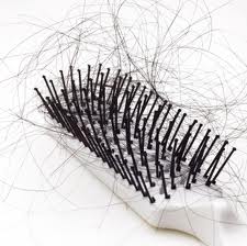 الأسباب الأساسية التي تؤدي إلى تساقط الشعر عند النساء؟