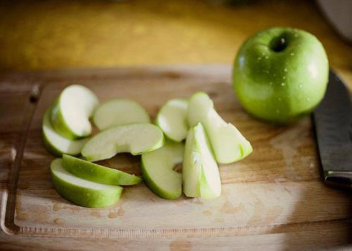 تفاحة واحدة يوميا تخفض نسبة الكولسترول في الدم