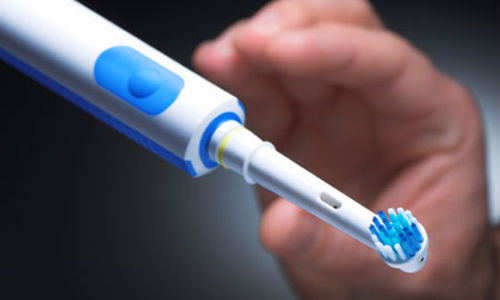 ما الفرق بين فرشاة الأسنان اليدوية والإلكترونية؟