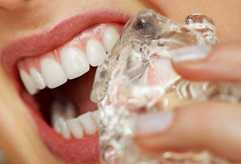 كيفية علاج رائحة الفم الكريهة ومشاكل الأسنان