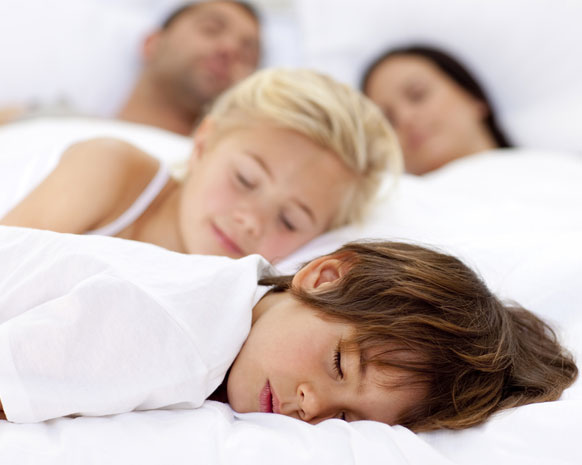 متى يحتاج طفلك لمساعدتك في الإخلاد إلى النوم؟
