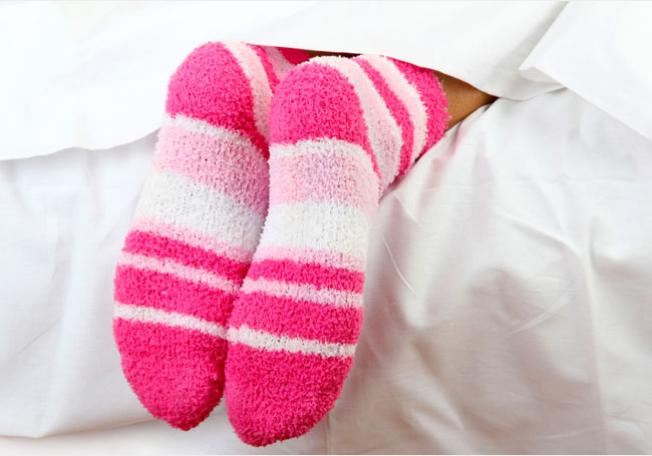 فوائد النوم بالجوارب للقدمين