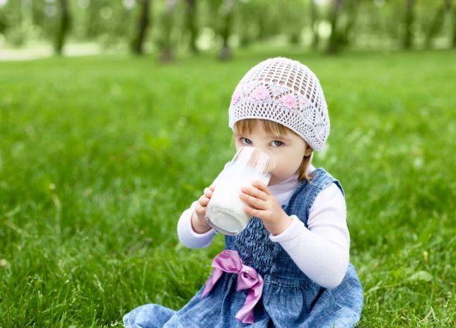 كيف تعودين طفلك على تناول الحليب البقرى