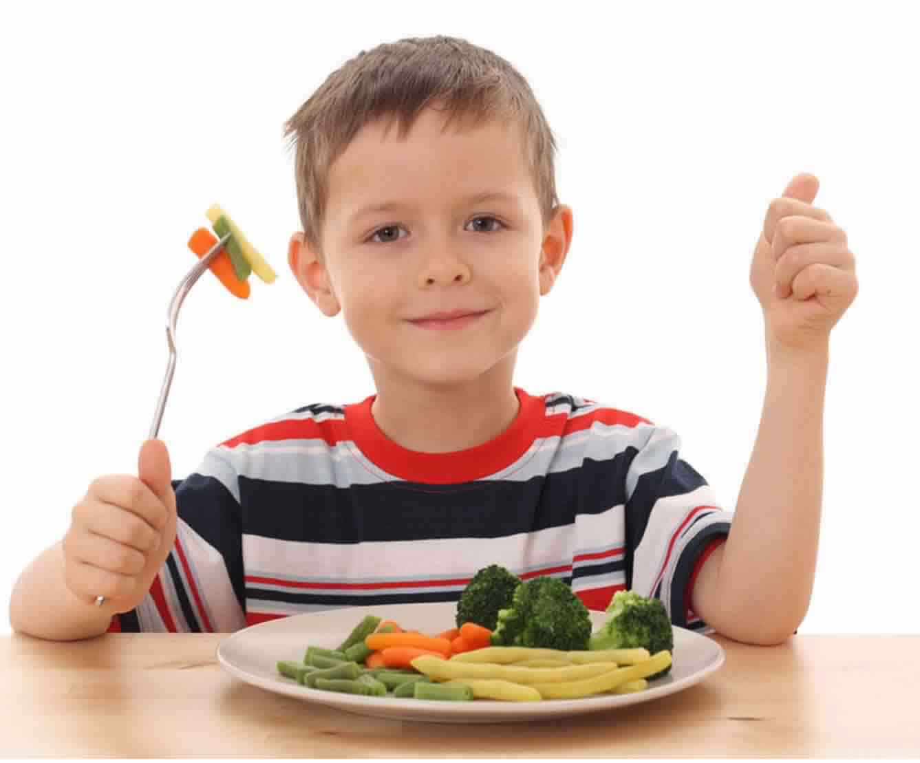 كيف تجعلين طفلك يحب تناول الخضروات و الفواكه ؟