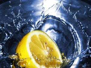 عصير الليمون يساهم في التخلص من اصفرار الأسنان