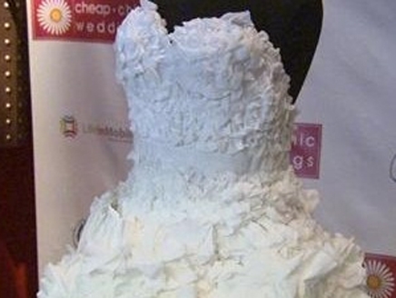 فستان زفاف مصنوع من المناديل الورقية يفوز فى مسابقة شهيرة