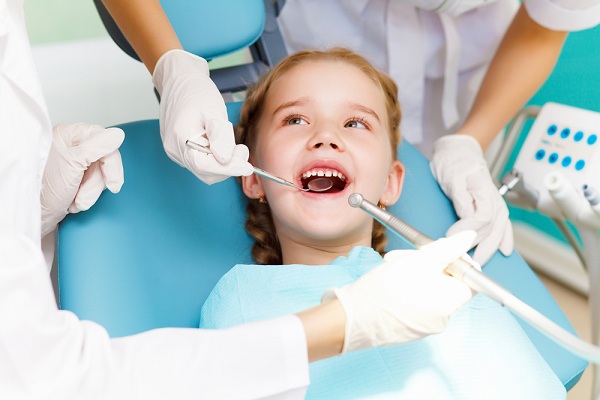 كيف تتغلبى على خوف طفلك من زيارة طبيب الاسنان