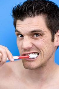 أربع خطوات أساسية للعناية بالأسنان واللثة