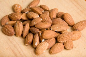 أهم الفوائد الصحية للوز واستخداماتة 