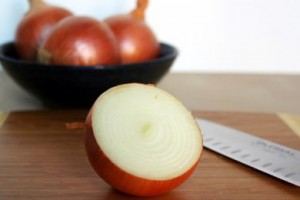 كيف تتجنبي دموع البصل المزعجة