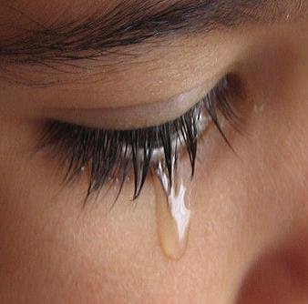 البكاء يقلل فرص الإصابة بالعمى