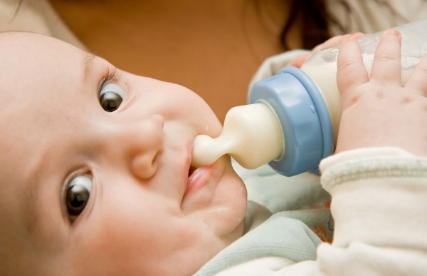 أخطاء تقوم بها الأمهات عند إرضاع الطفل من الزجاجة