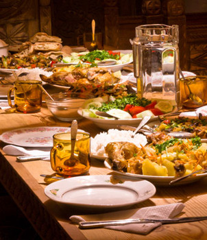 إتيكيت تقديم الطعام على المائدة في رمضان