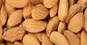 اللوز يقلل الإصابة بتجلط الدم