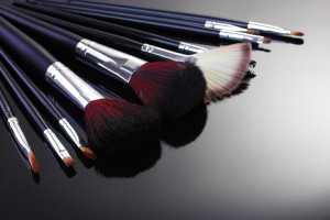 كيفية تنظيف فرش المكياج