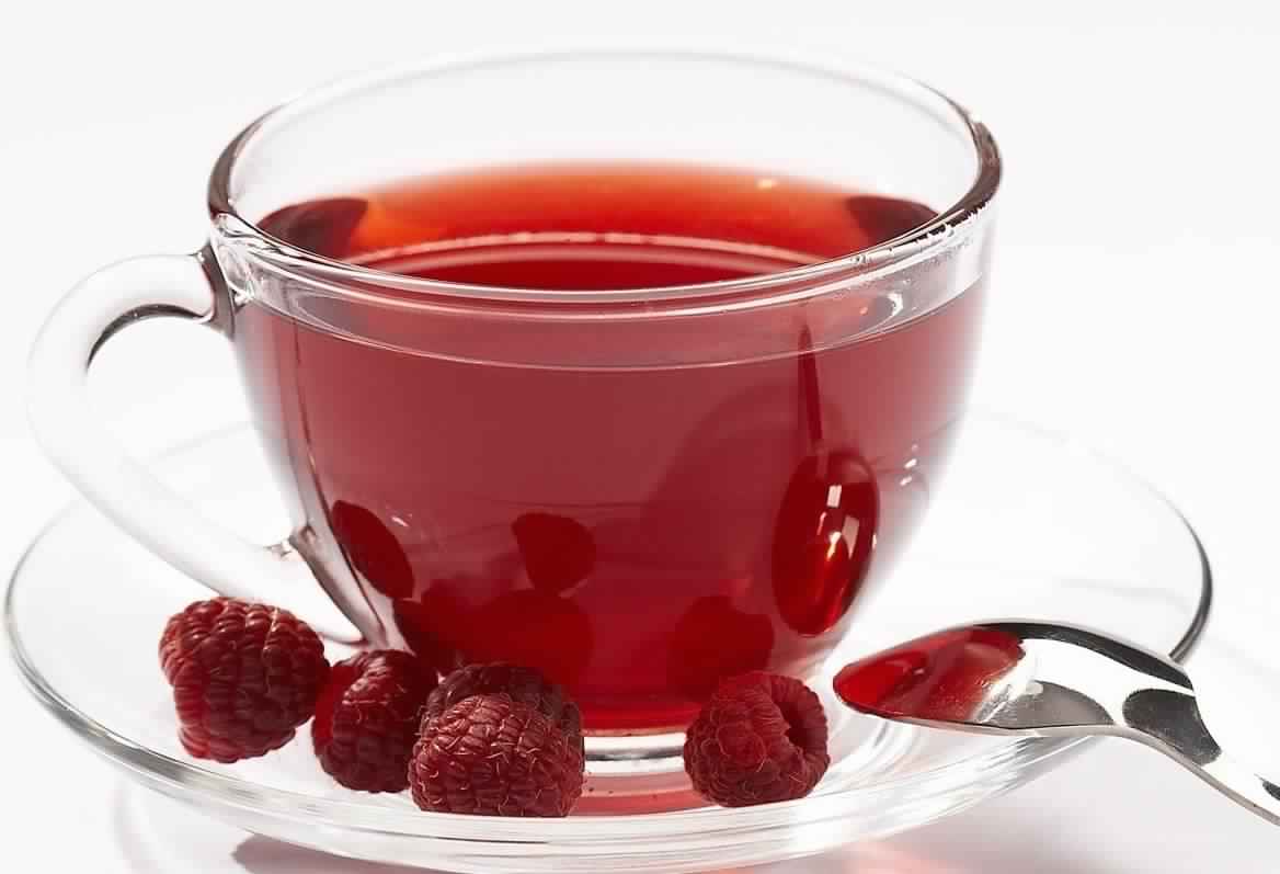 Можно при температуре пить чай с малиной. Ягодный чай. Малиновый чай. Чай с малиной. Чай из малины.