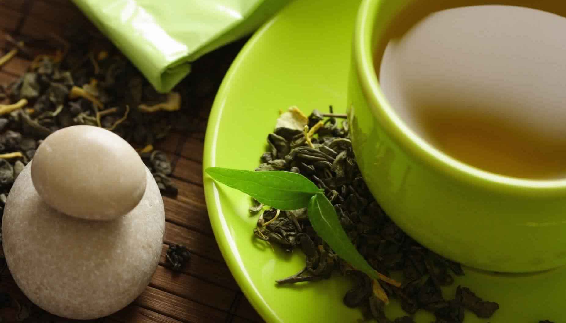الشاي الأخضر لعلاج المسام الواسعة والتجاعيد والانتفاخات