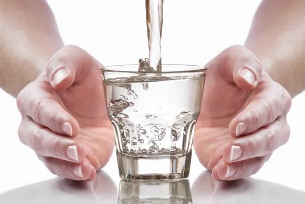 علاج الأمراض بشرب الماء على معدة خالية